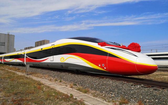 時(shí)速400公里跨國(guó)互聯(lián)互通高速動(dòng)車組在河北唐山下線